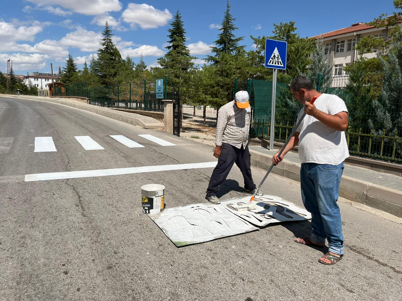 yaya-gecidi-cizgileri-ve-trafik-uyari-isaretlerini-yeniledik